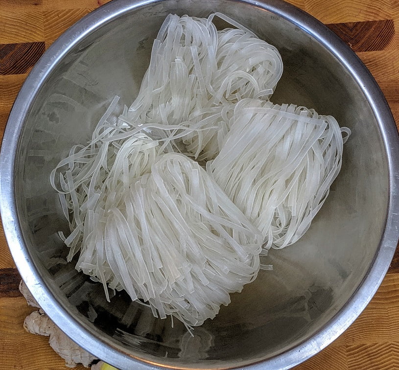 Rice noodles placed in a heat-proof bowl
