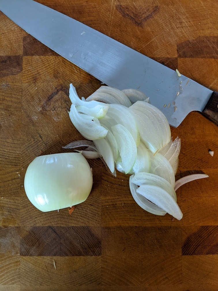Thinly sliced onion for chow mein