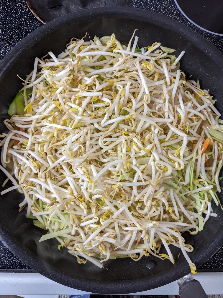 Vegetables and pork stir-frying together